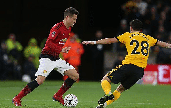 东家板凳深 东家板凳深